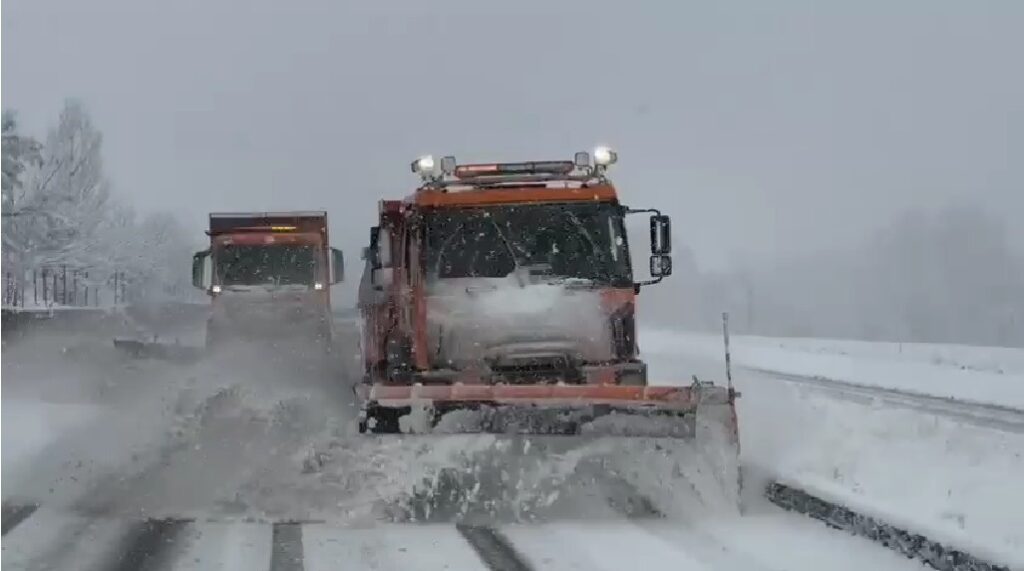 Bingöl’de kar bastırdı! Yola çıkacaklar dikkat