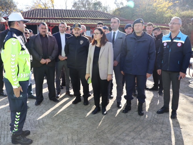 Yalova’da “Reflektör Tak Görünür Ol” projesi kapsamında 25 traktöre reflektör takıldı