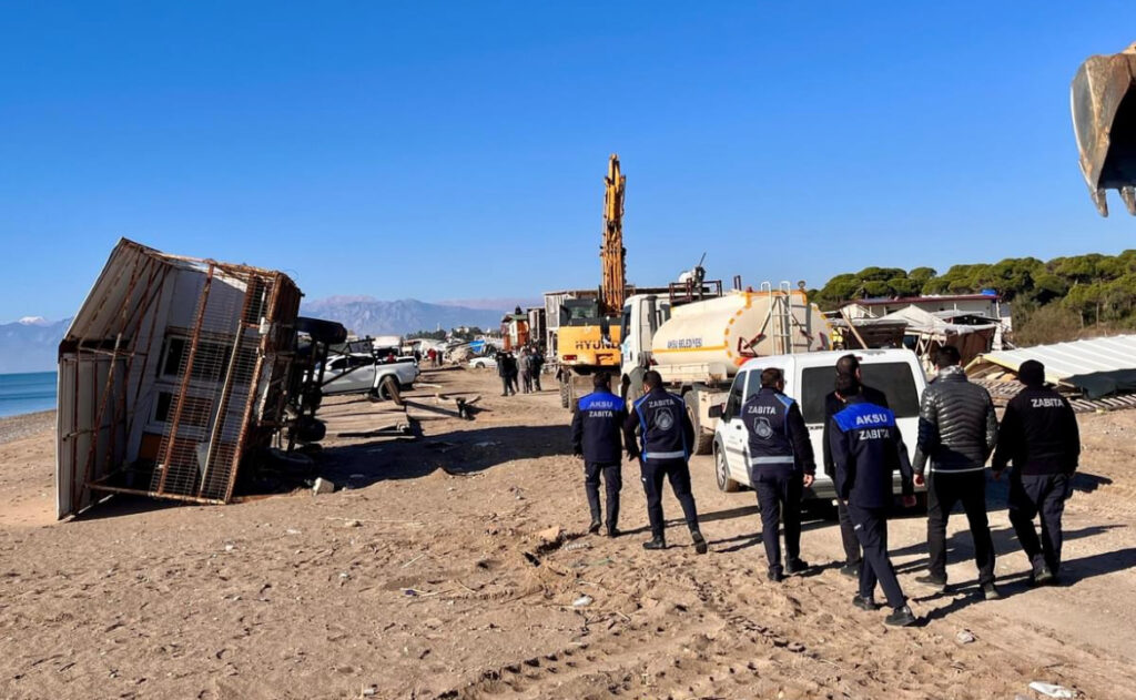 Antalya’da denize sıfır çardaklar tarihe karıştı, sahil halkın kullanımına açılacak