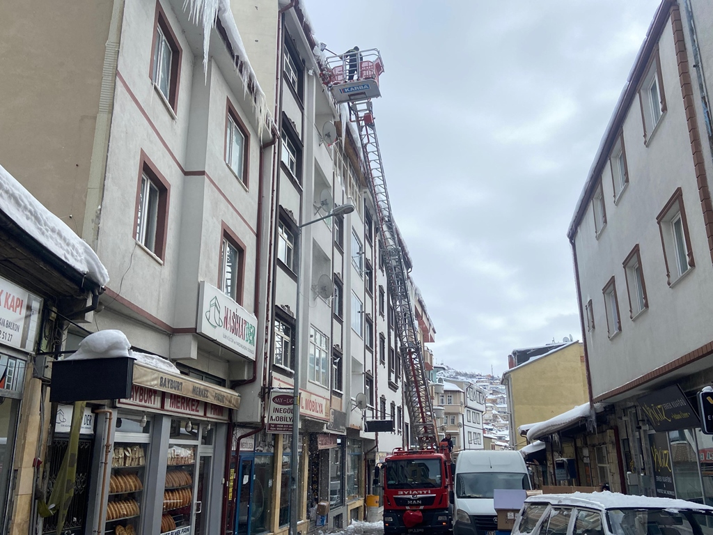 Bayburt’ta itfaiye ekipleri buz sarkıtlarını düşürme çalışması başlattı