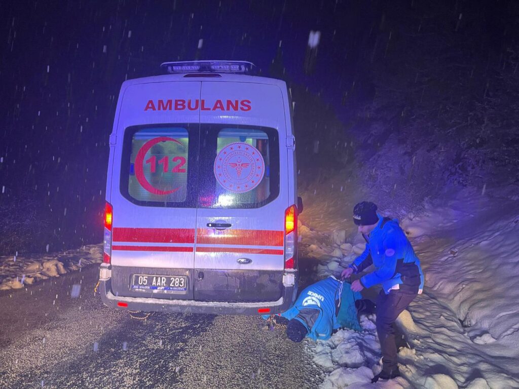 Amasya’da 112 ve UMKE ekipleri zorlu hava şartlarında çağrılara yetişiyor