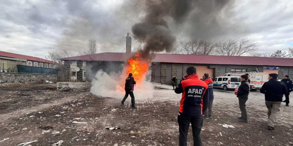 AFAD, Kars Emniyetine afetler ve yangınlarla ilgili eğitim verdi