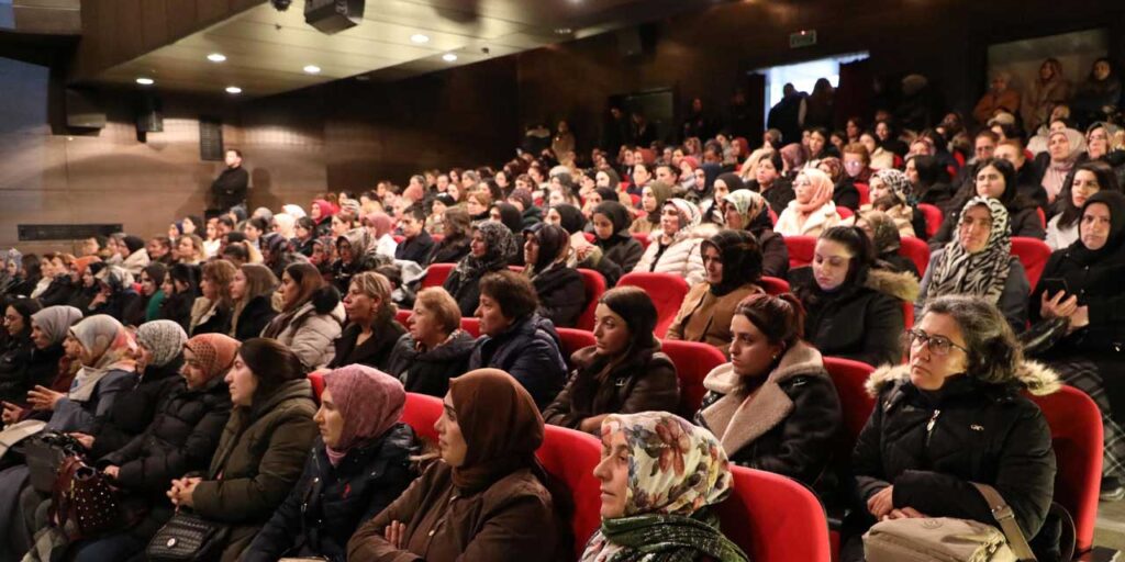 Kars’ta uyuşturucu ile mücadele kapsamında annelere yönelik konferans düzenlendi