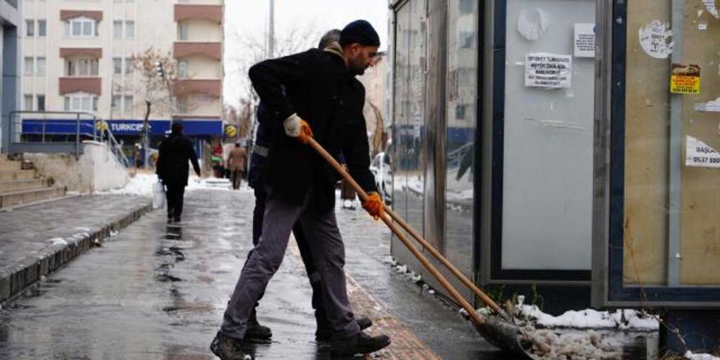 Kars Belediyesi ana arterler ve kaldırımların karını temizliyor