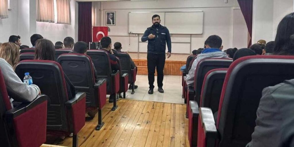 Kars Siber Suçlarla Mücadele Şube Müdürlüğünce okullarda eğitim verildi