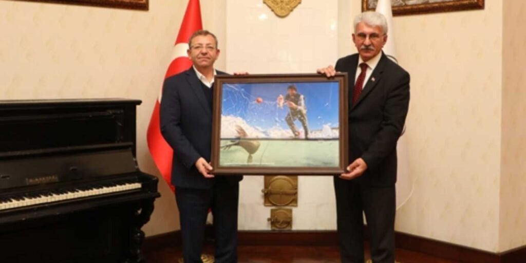 Fotoğraf sanatçısı Özgen Beşli’den Vali Ziya Polat’a ziyaret