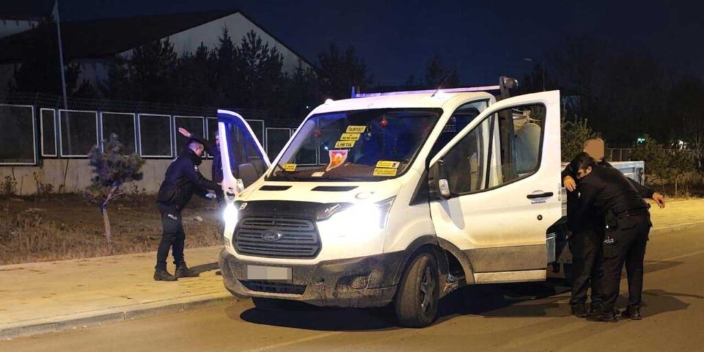 Kars’ta polislerden asayiş uygulaması devam ediyor