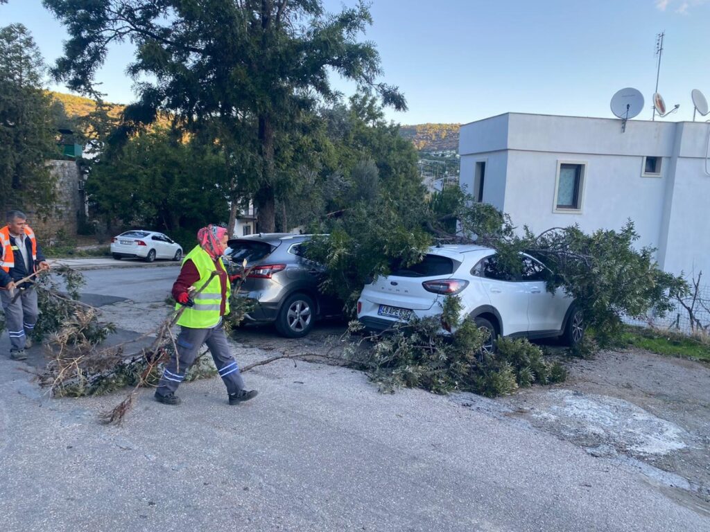 Bodrum Belediyesi ekipleri fırtına mesaisinde