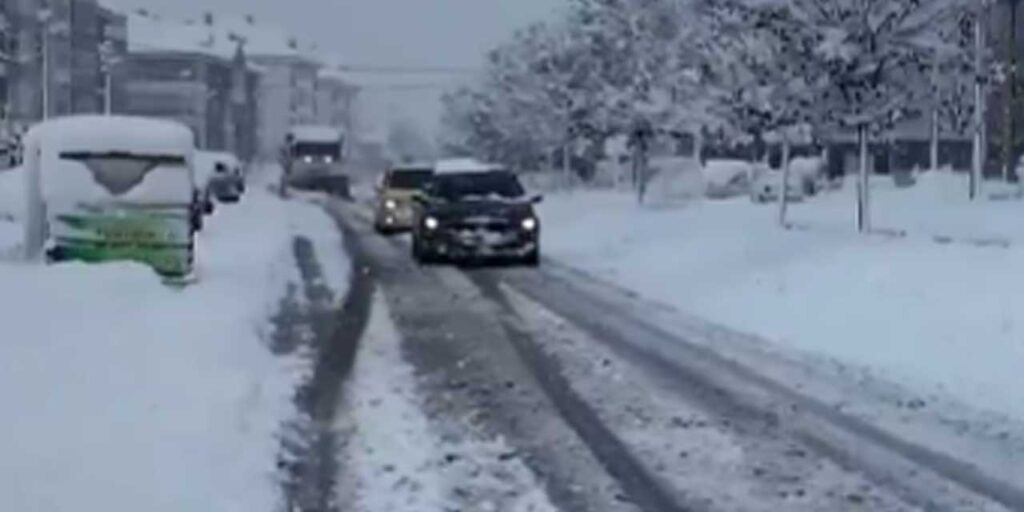 Yoğun kar yağışı nedeniyle bazı illerde eğitime ara verildi