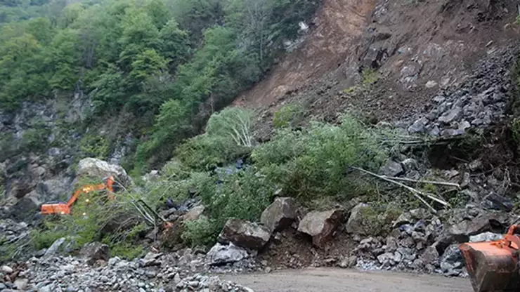 Giresun-Sivas karayolu heyelan nedeniyle ulaşıma kapandı