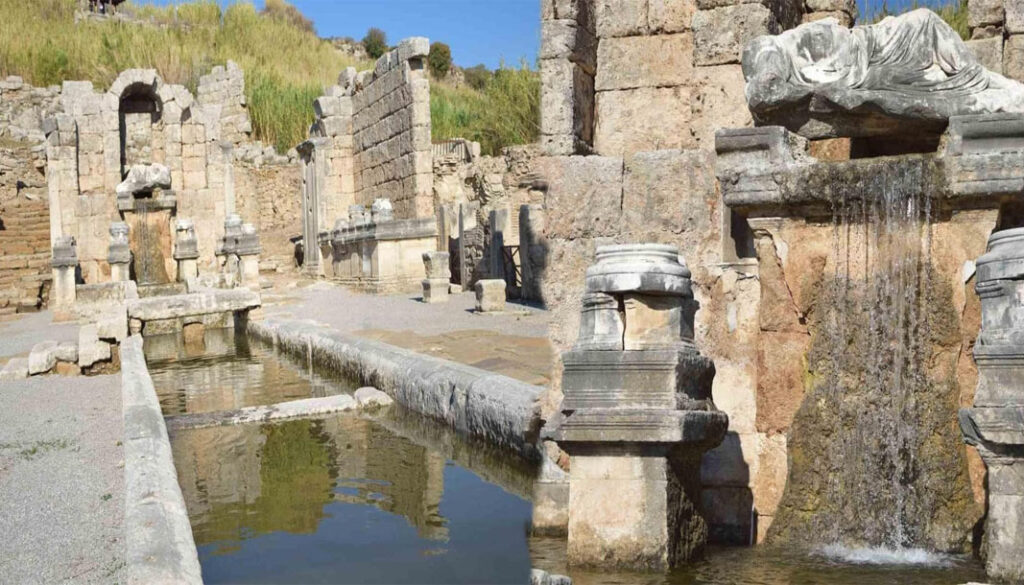 Perge Antik Kenti’ndeki çeşmeden 1800 yıl sonra su akmaya başladı