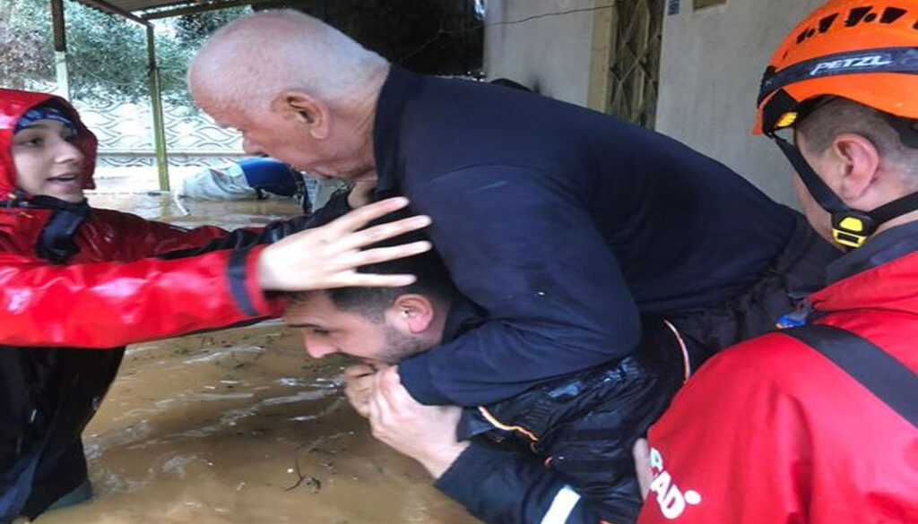 Evde mahsur kalan yaşlı adam ile kızı ve oğlu kurtarıldı