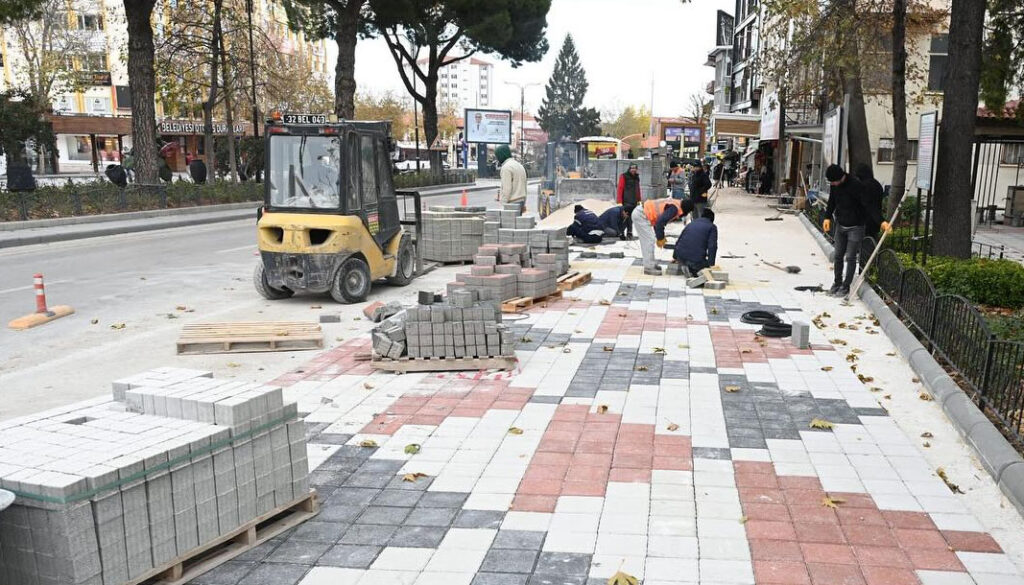 Isparta’da Tuhafiyeciler Sitesi ve Kavaklı Camii önündeki kaldırımlar yenileniyor