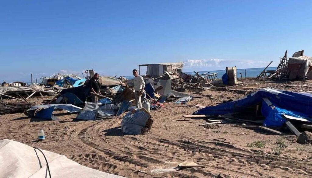 Antalya’da denize sıfır bedava çardaklar yıkıldı, hurdacılar bölgeye akın etti