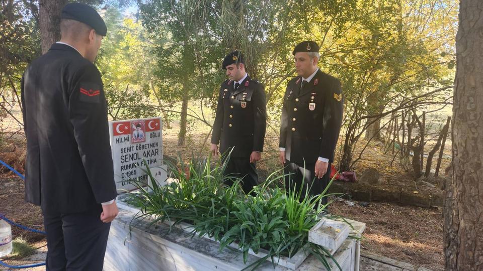 Karpuzlu’da ilk şehit öğretmen kabri başında anıldı