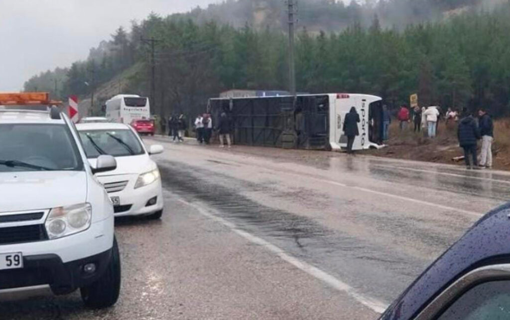 Dereboğazı yolunda yolcu otobüsü devrildi