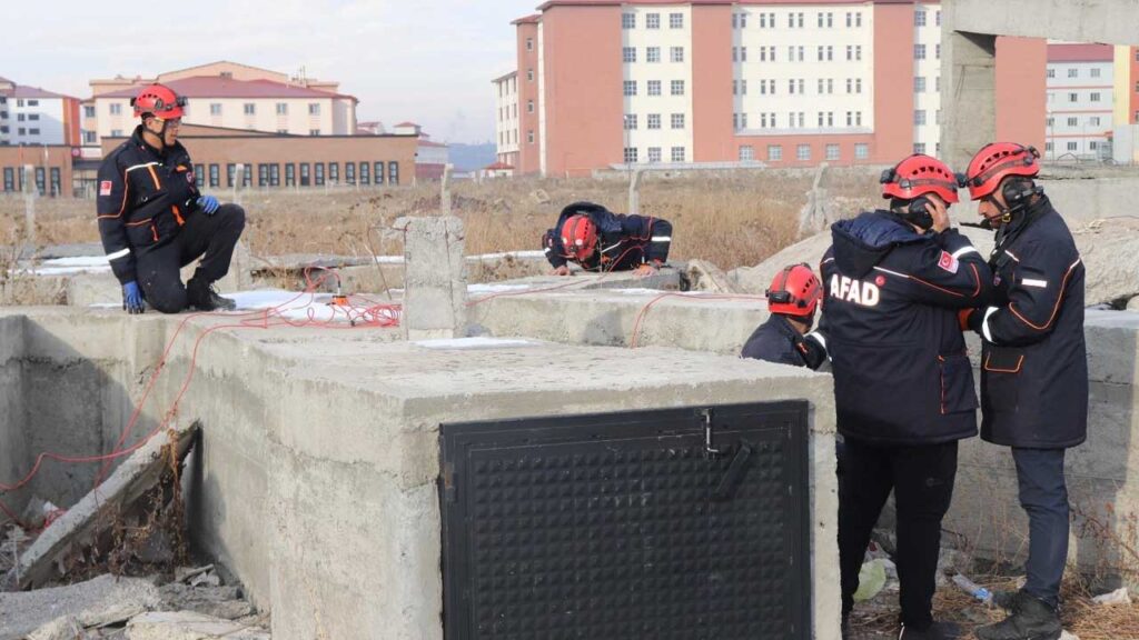 Kars’ta deprem tatbikatı gerçeğini aratmadı