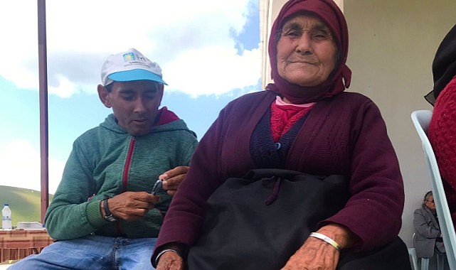 Engelli oğluna 45 yıldır şefkatle bakıyor