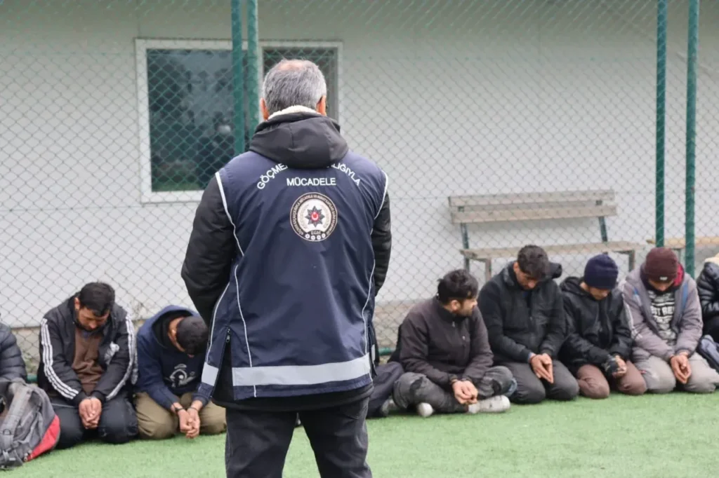 Amasya’da polisten kaçmaya çalışan minibüsten 20 düzensiz göçmen çıktı