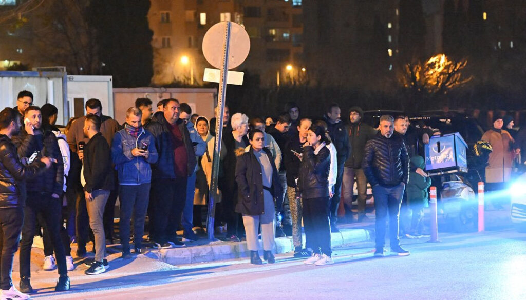 Ferdi Tayfur’un sevenleri Antalya’da hastane önünde toplanarak dua etti – Birlik Haber Ajansı