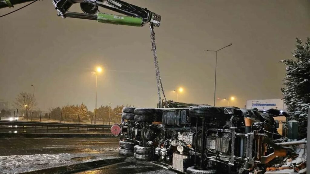 İstanbul’da kar küreme kamyonu devrildi: 1 yaralı – Birlik Haber Ajansı