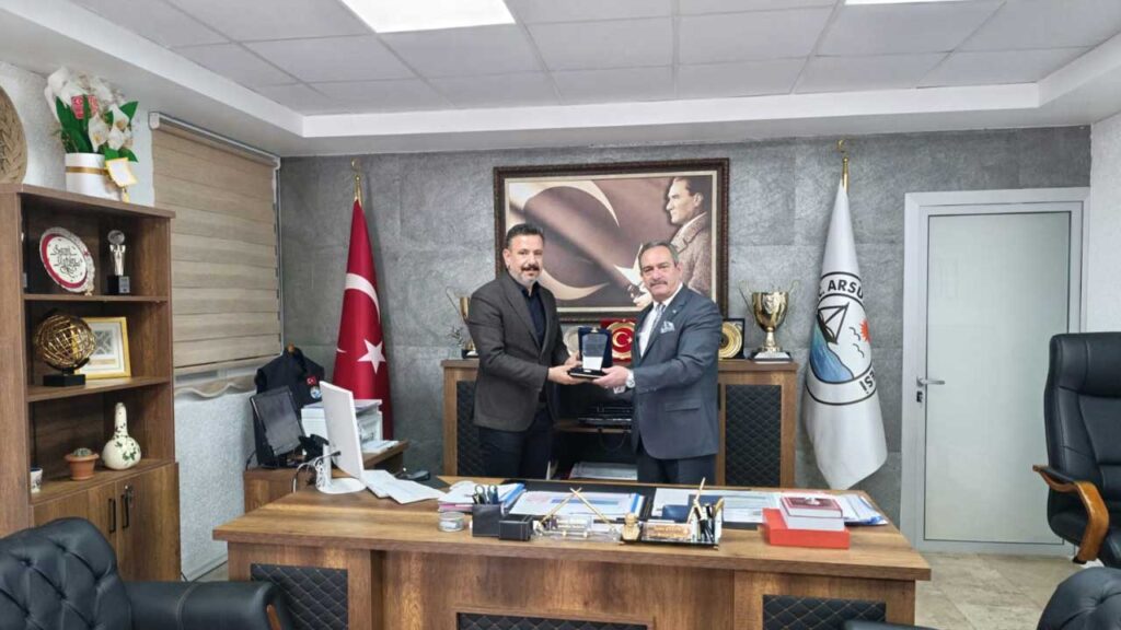 TİMBİR’den Hatay Arsuz Belediye Başkanı Sami Üstün’e plaket – Birlik Haber Ajansı