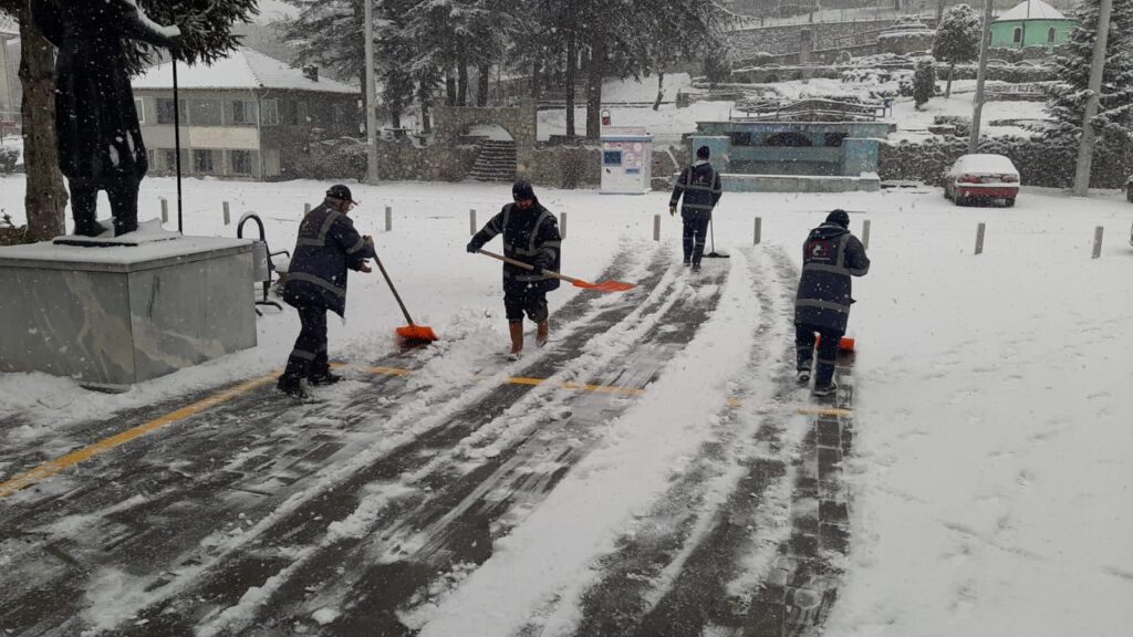 Düzce Belediyesi karla mücadele seferberliğini sürdürüyor – Birlik Haber Ajansı