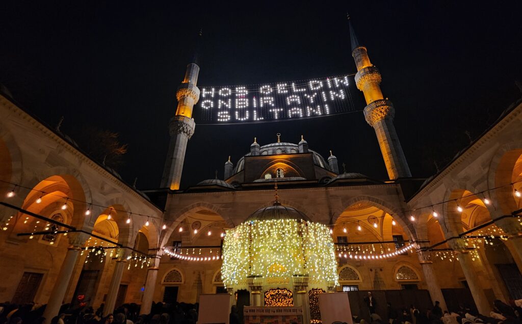 Ramazan Ayının İlk Teravihi Valide-i Cedid Camii’nde Coşkuyla Kılındı – Birlik Haber Ajansı