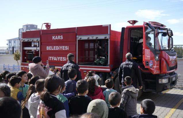 Kars itfaiye ekipleri miniklere eğitim verdi – Birlik Haber Ajansı