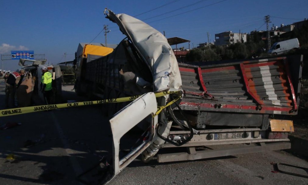 Hatay’da yolcu servisi park halindeki tıra çarptı: 6 ölü, 8 yaralı – Birlik Haber Ajansı