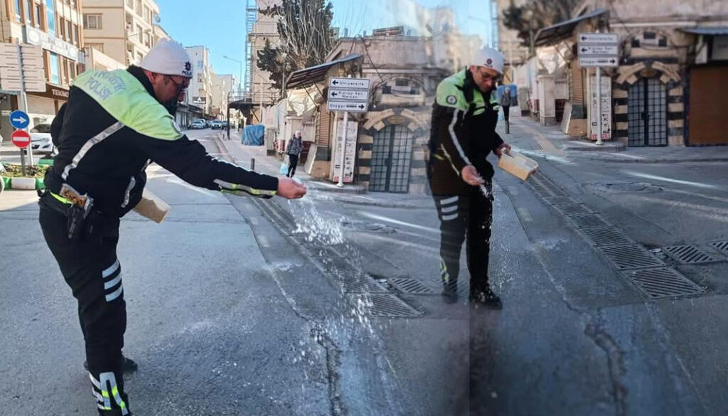 Kilis’te trafik polisinden örnek davranış: Buzlu yolda kaza önlemi – Birlik Haber Ajansı