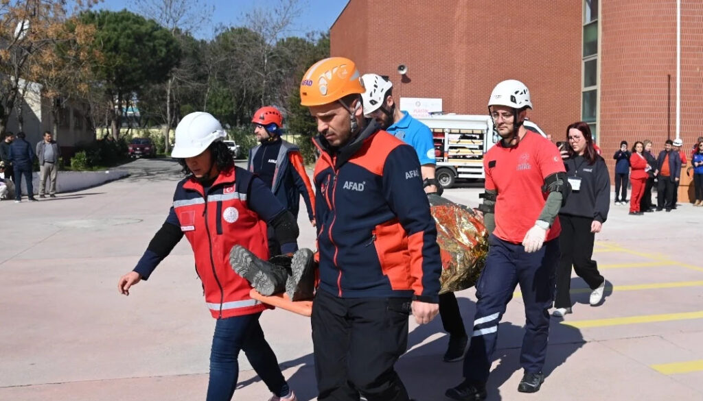 Manisa’da öğrencilere yönelik deprem tahliye tatbikatı – Birlik Haber Ajansı